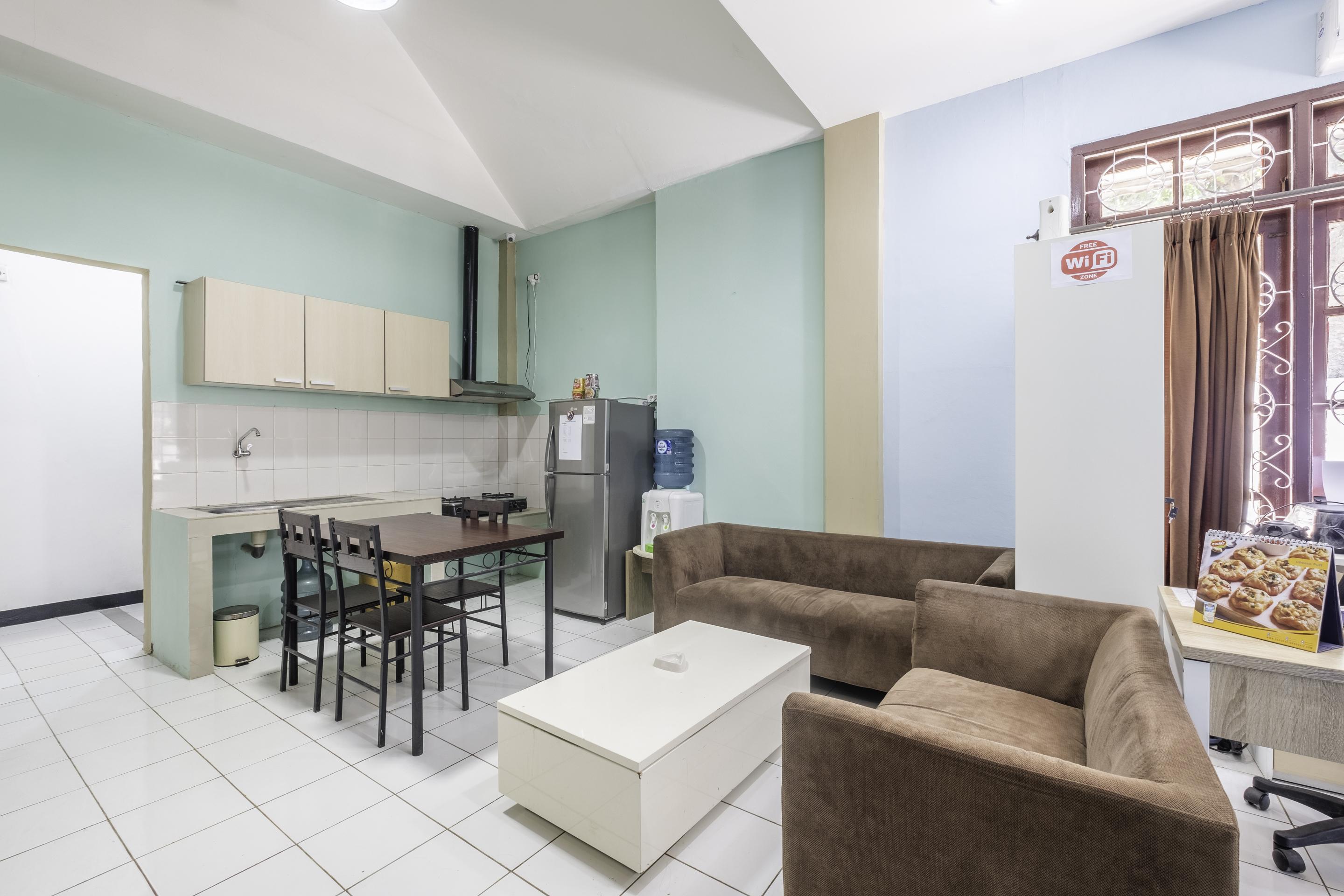 Super Oyo 1568 Stasiun Ka Cirebon Guest House Luaran gambar