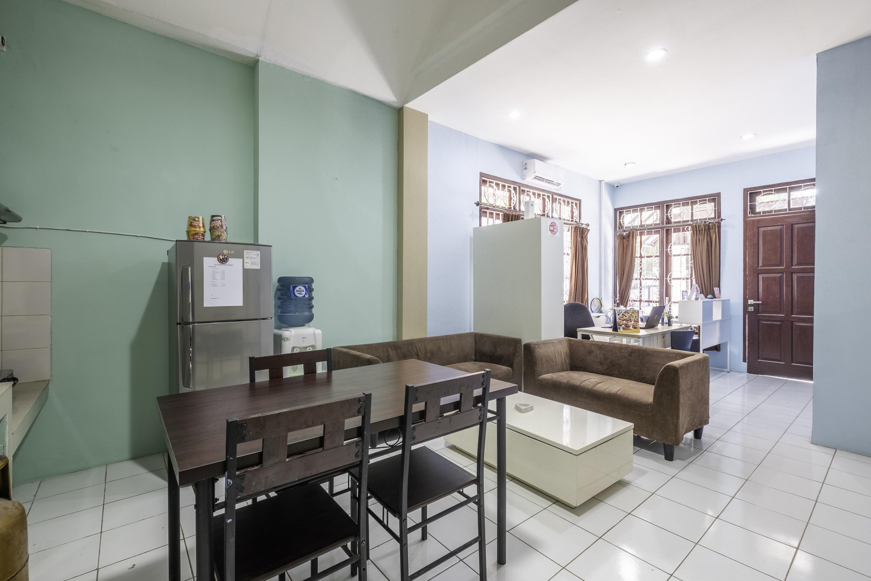 Super Oyo 1568 Stasiun Ka Cirebon Guest House Luaran gambar